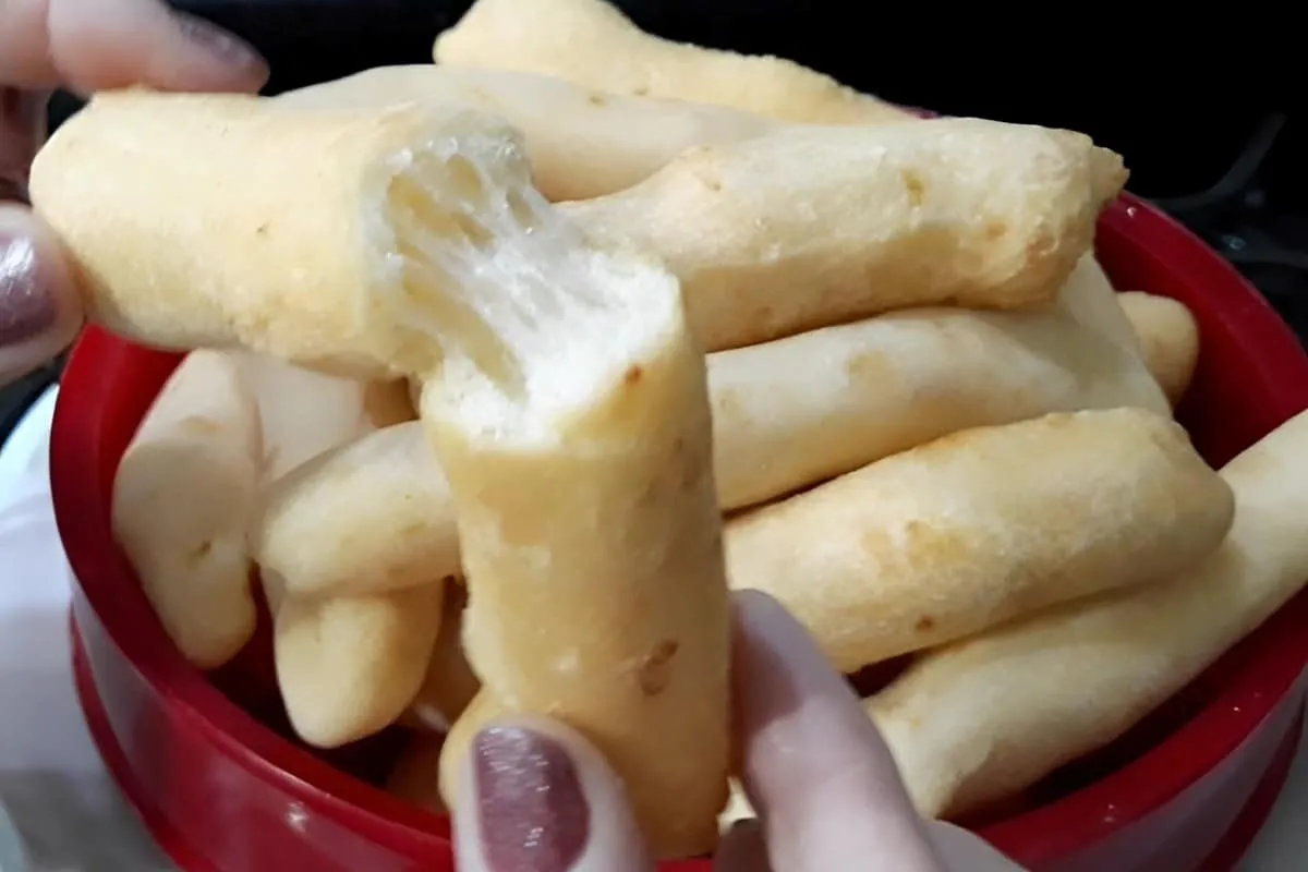 Biscoito de polvilho frito com queijo uma delícia muito fáci