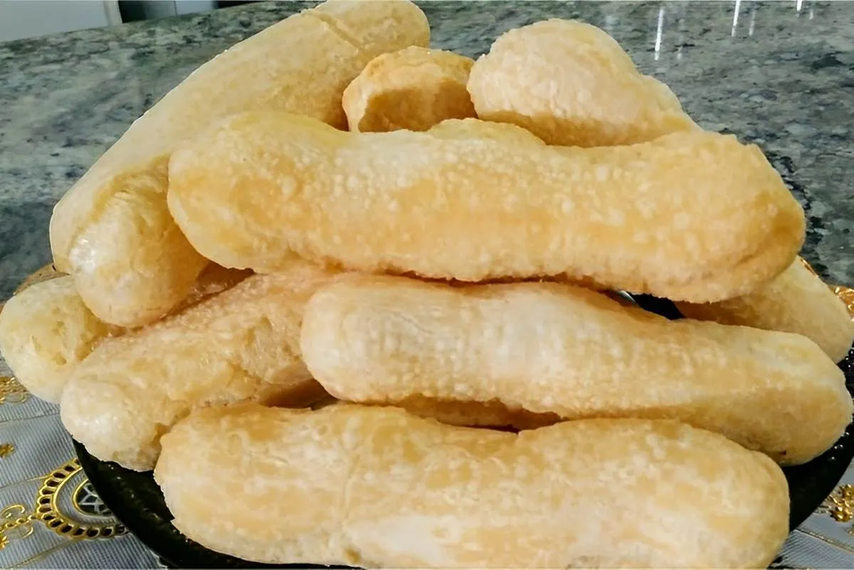 Biscoito de polvilho frito crocante por fora e macio por den