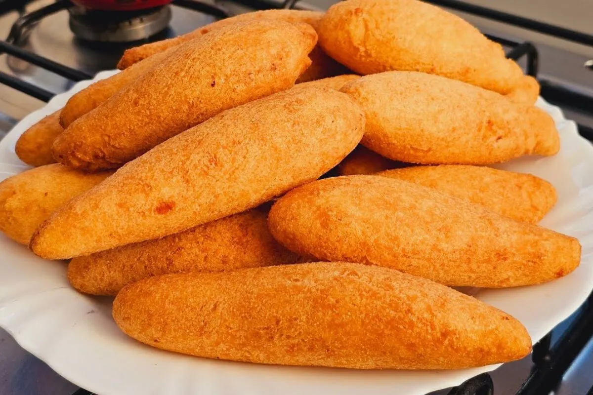 Biscoito de polvilho frito crocante por fora e macio por den