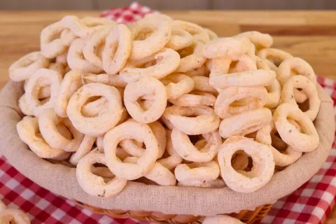 Biscoito de polvilho temperado: fica com um gosto delicioso 