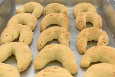 Biscoito de queijo assado para comer acompanhado de uma xíca
