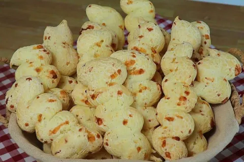 Biscoito de queijo crocante da vovó para servir com café na 