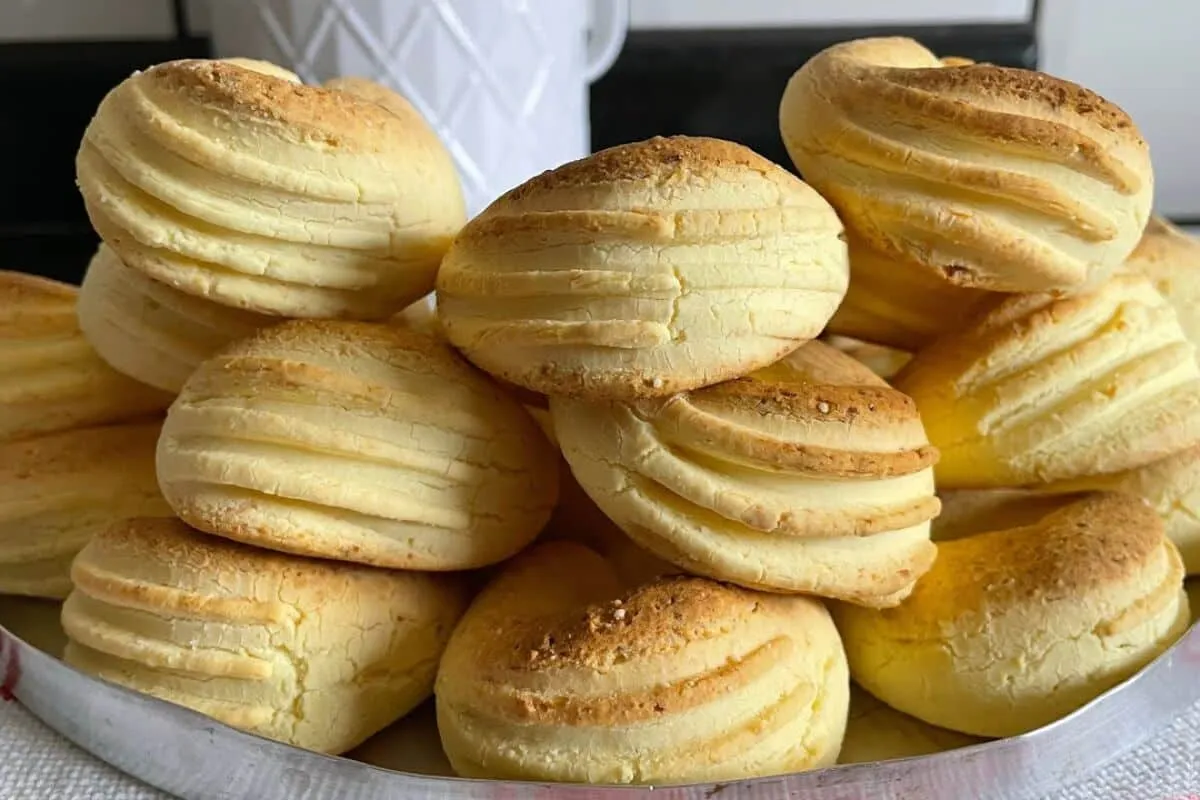 Biscoito de queijo crocante por fora e muito macio por dentr