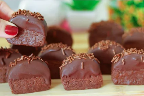 Biscoito gelado de chocolate que desmancha na boca e todo mu