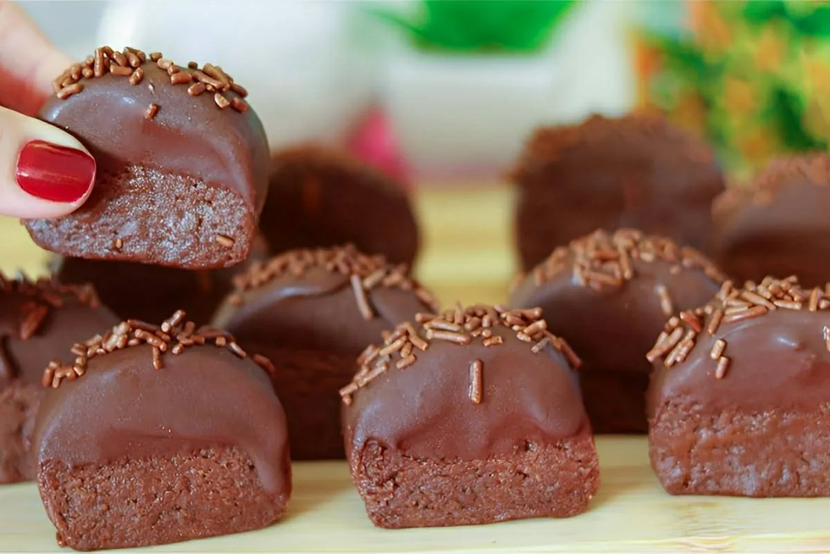 Biscoito gelado de chocolate sem forno nem fogão é só mistur