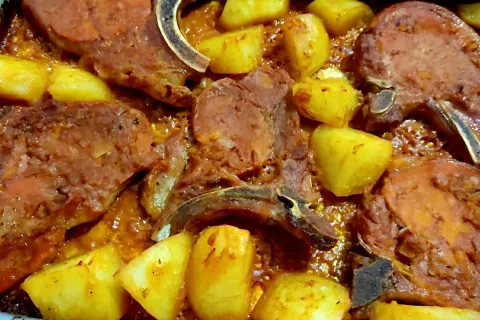 Bisteca assada no forno com batatas uma receita simples e de
