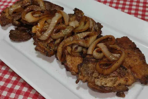 Bisteca de porco acebolada com um segredinho para ficar supe