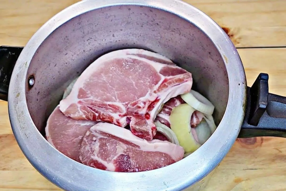 Bisteca de porco na pressão muito suculenta e no ponto certo