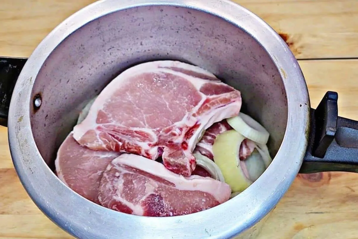 Bisteca de porco na pressão um acompanhamento barato e fácil