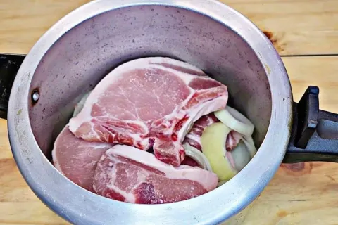 Bisteca de porco na pressão um acompanhamento barato e fácil