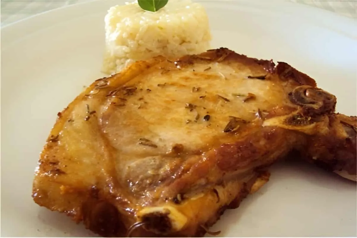 Bisteca na panela de pressão fica muito macia e pronta em po