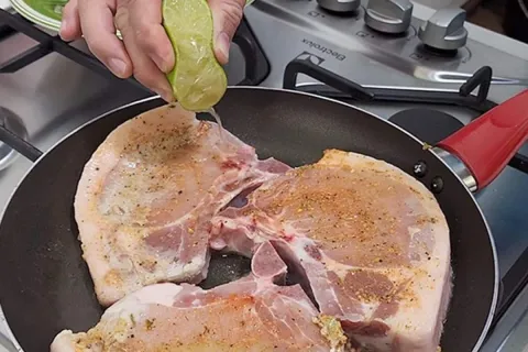Bisteca suína macia, que fica bem temperada, muito suculenta