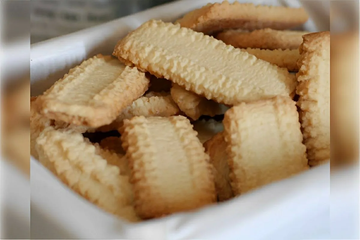 Bolacha caseira amanteigada um biscoitinho fino delicioso qu