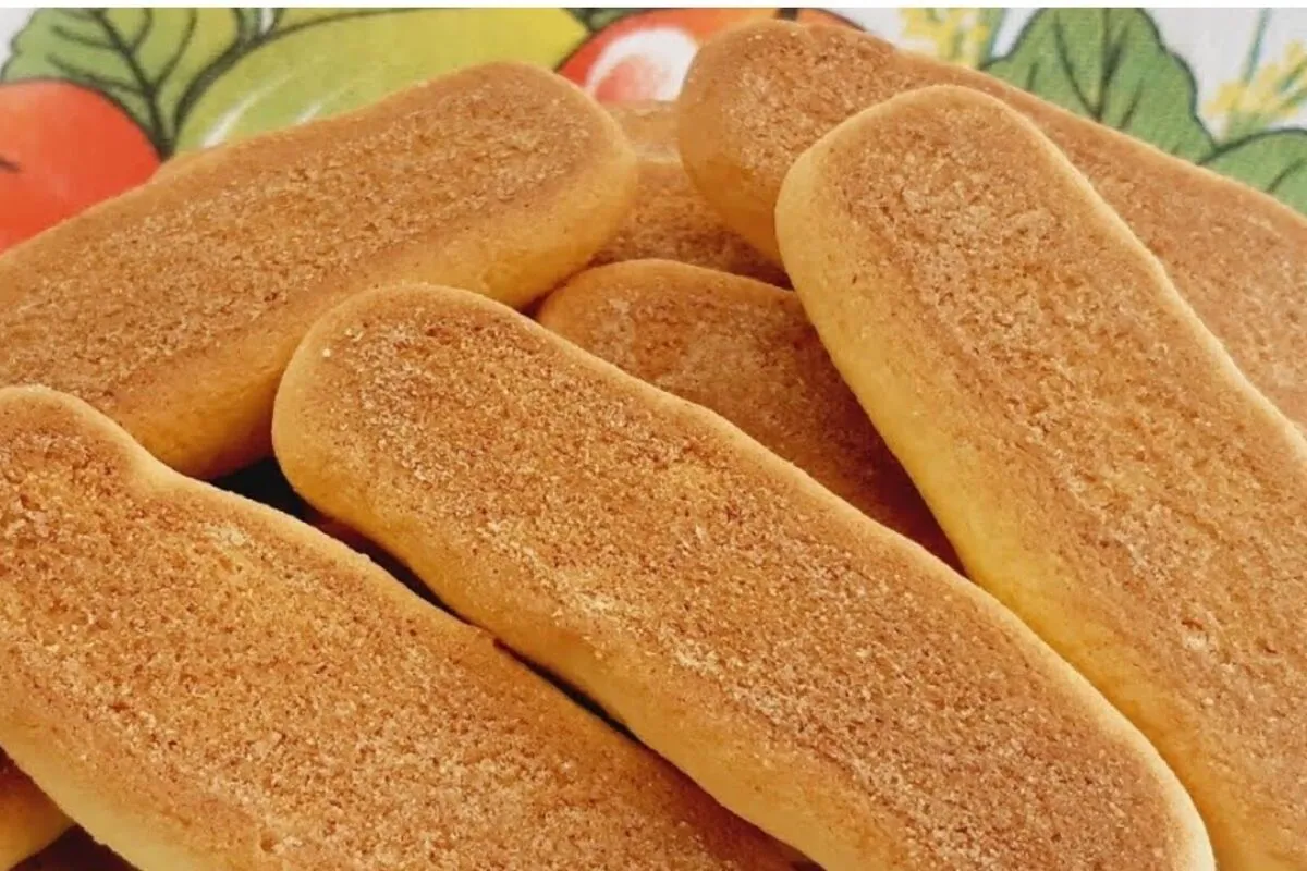 Bolacha caseira sem trigo feita com fubá, que chega a derret