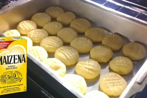 Bolacha de Maizena caseira, que fica tão macia que derrete n