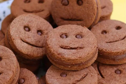 Bolacha Trakinas caseira, recheada e muito gostosa para faze