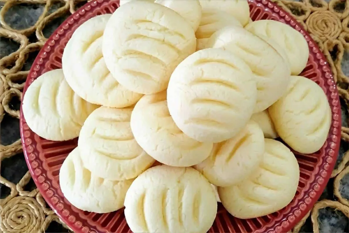 Bolachinha caseira com 3 ingredientes desmancha na boca uma