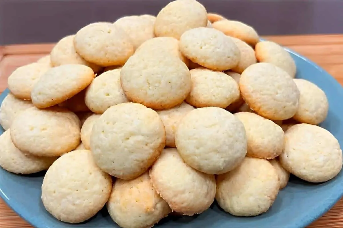 Bolachinha de coco caseira que derrete na boca perfeita para