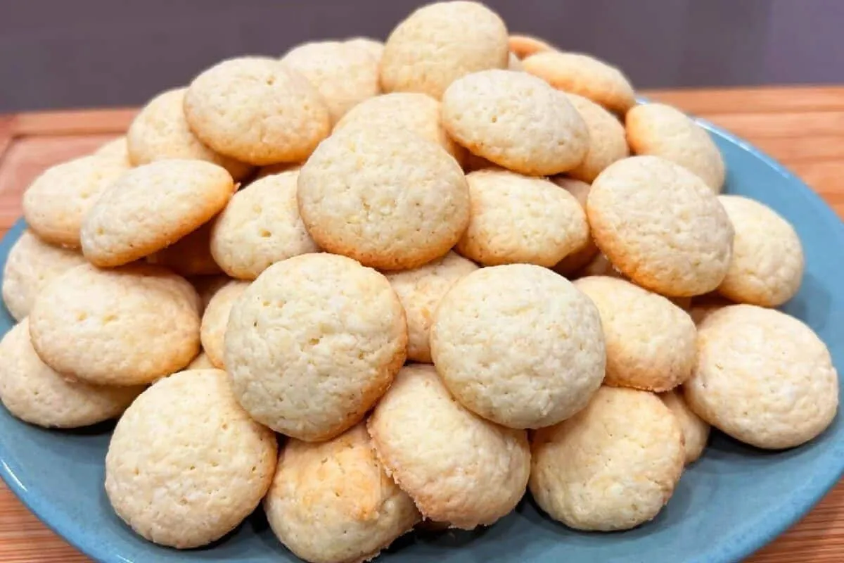 Bolachinha de coco gostosa que desmancha na boca e é muito s