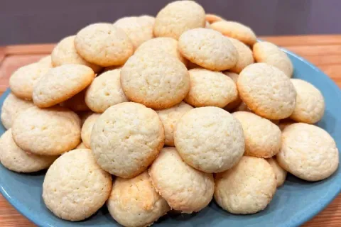 Bolachinha de coco gostosa que desmancha na boca e é muito s