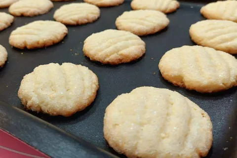 Bolachinha de coco macia que derrete na boca e tem um prepar