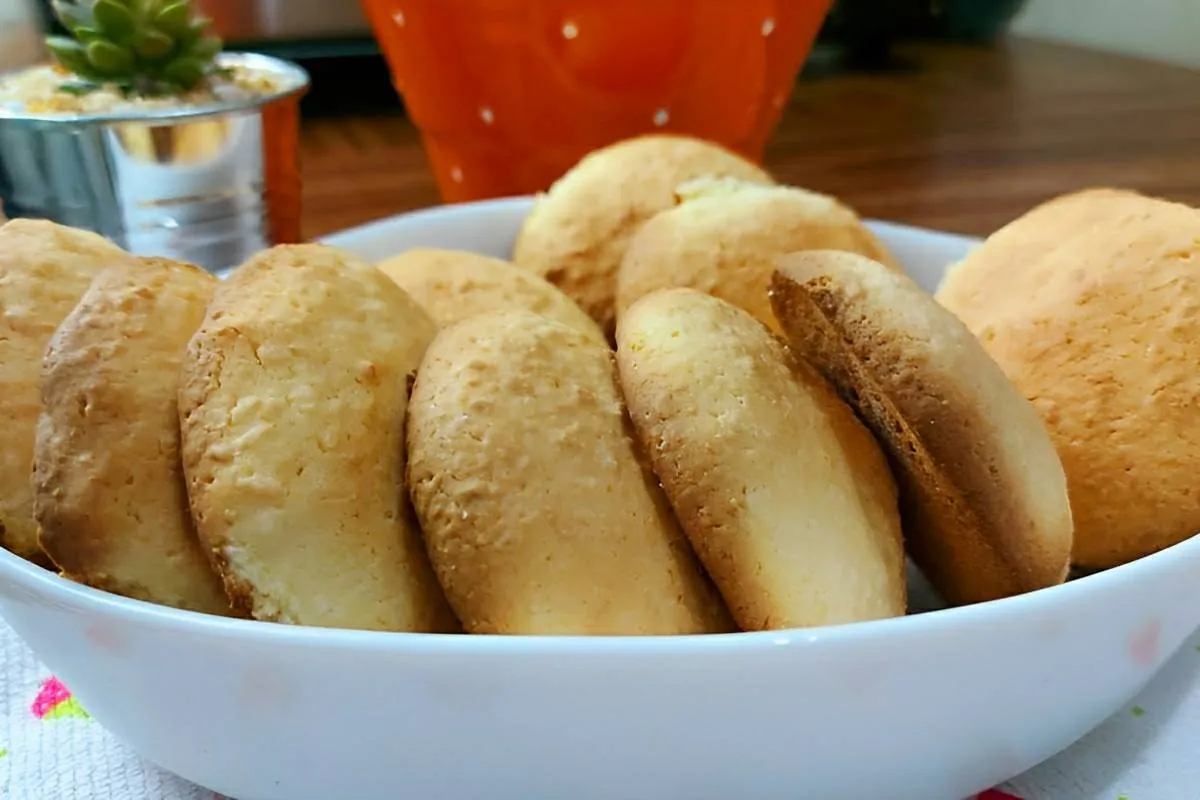 Bolachinha de coco que desmancha na boca feita com ingredien