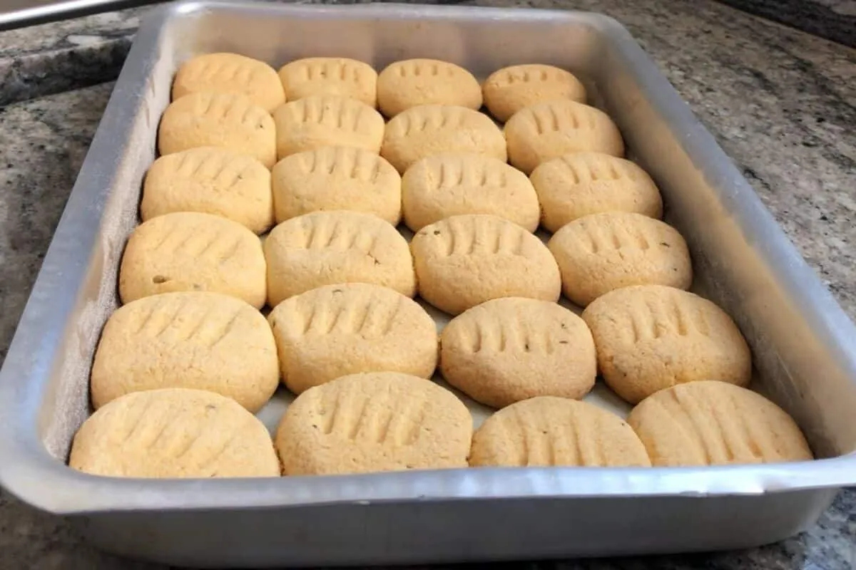 Bolachinha de fubá crocante que desmancha na boca e lembra r