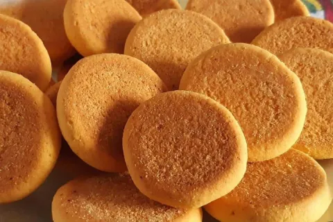 Bolachinha de fubá crocante rende para guardar a semana toda