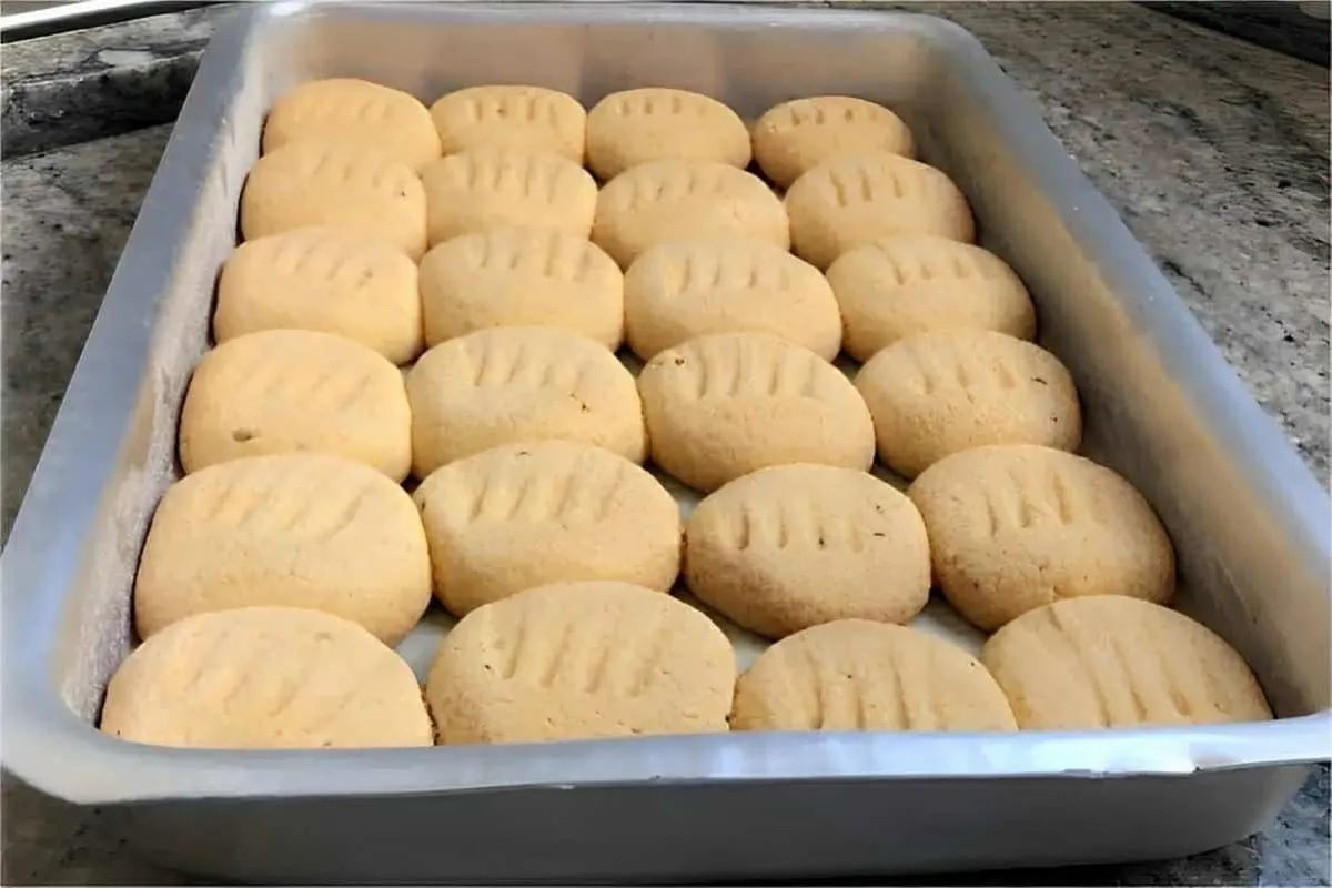 Bolachinha de fubá leve e crocante perfeita para servir junt