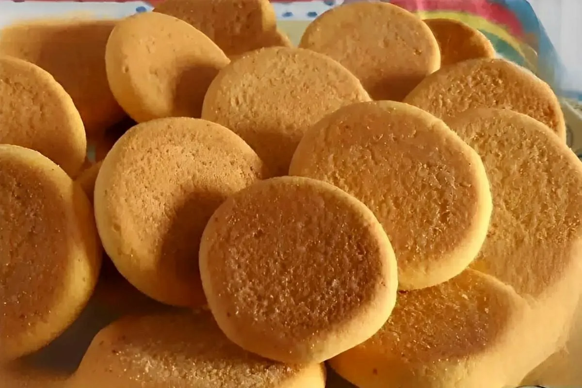 Bolachinha de fubá que derrete na boca perfeita para servir