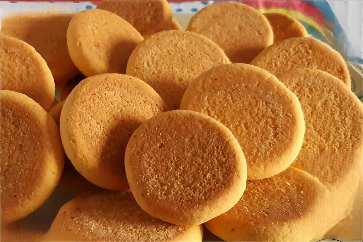 Bolachinha de fubá simples e fácil de fazer para servir com