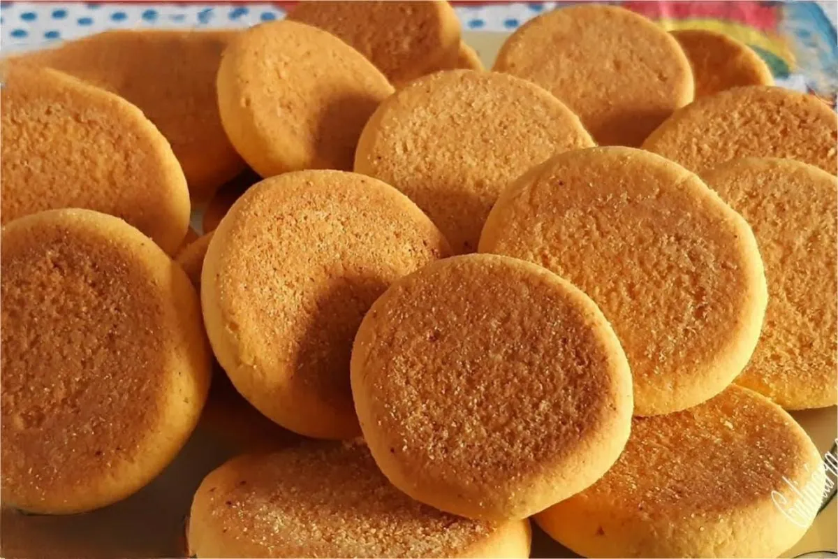 Bolachinha de fubá simples perfeita para comer tomando café