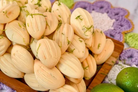 Bolachinha de limão com textura de mousse, que derrete na bo