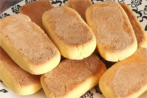 Bolachinha de milho fácil e rápida que derrete na boca a com