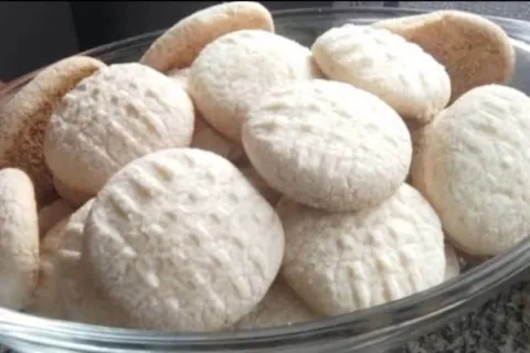 Bolachinha de polvilho doce que derrete na boca e fica pront