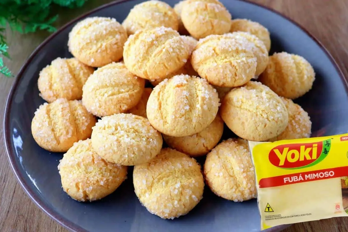 Bolachinhas de fubá feitas sem farinha de trigo que derretem