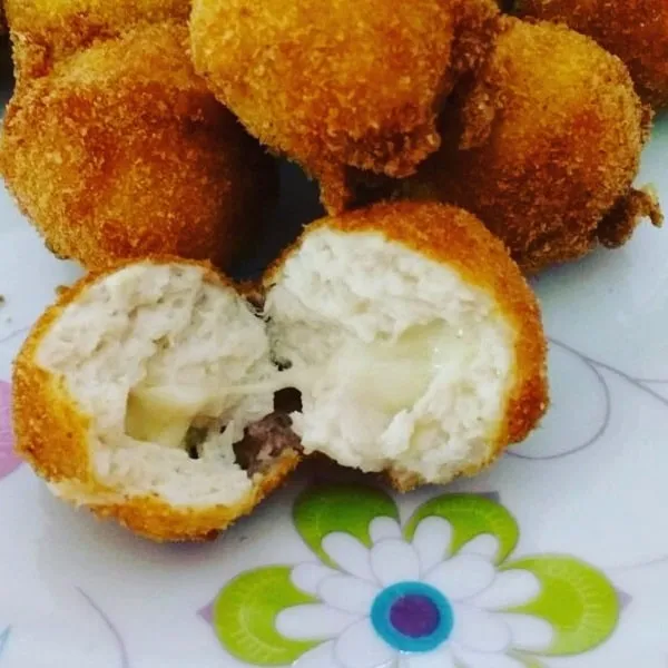 Bolinha de Frango Recheada com Mussarela
