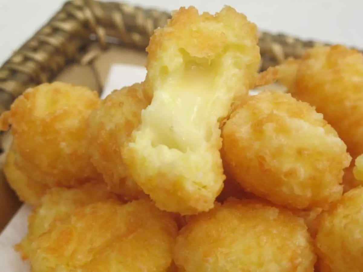 Bolinha de queijo de 3 ingredientes simples e fácil de prepa