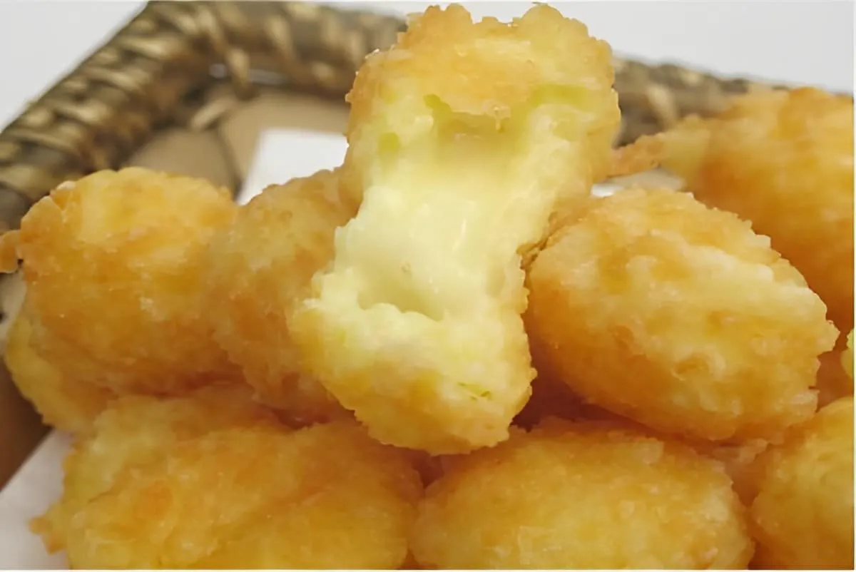 Bolinha de queijo feito com 3 ingredientes simples e fácil d