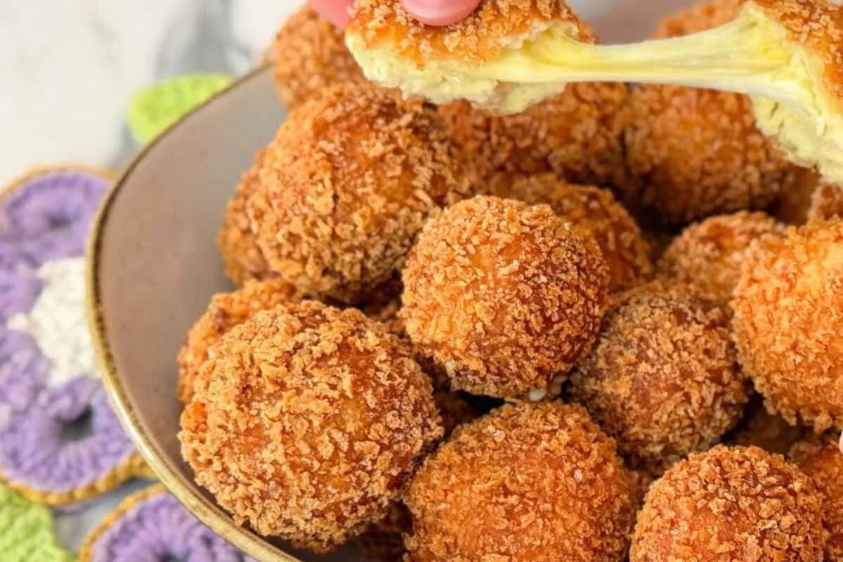 Bolinha de queijo sequinha com massa sovada e fofinha, perfe