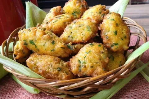 Bolinho caipira de milho: receitinha da roça diretamente par