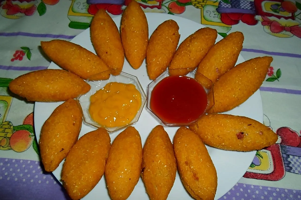 Bolinho caipira um salgado de milho com carne delicioso para