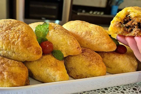 Bolinho de aipim assado com uma massa sem trigo, para um lan