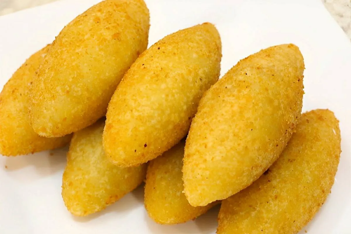 Bolinho de aipim recheado com carne moída um lanche delicios