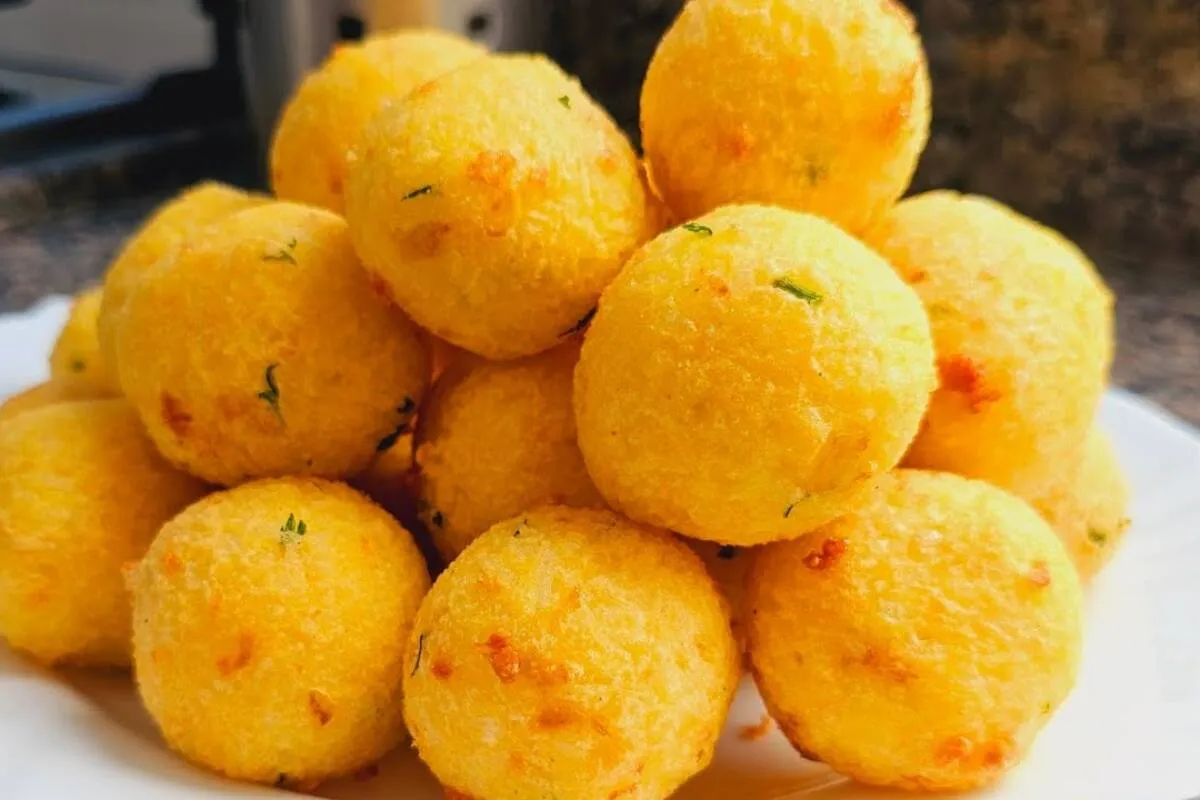 Bolinho de arroz amanhecido: vai bem do café da manhã ao jan