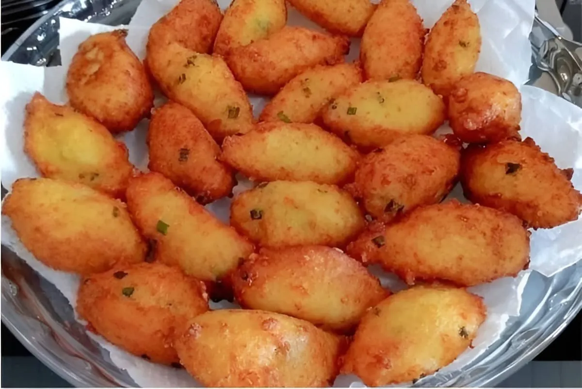 Bolinho de arroz com arroz de ontem é muito fácil basta bate