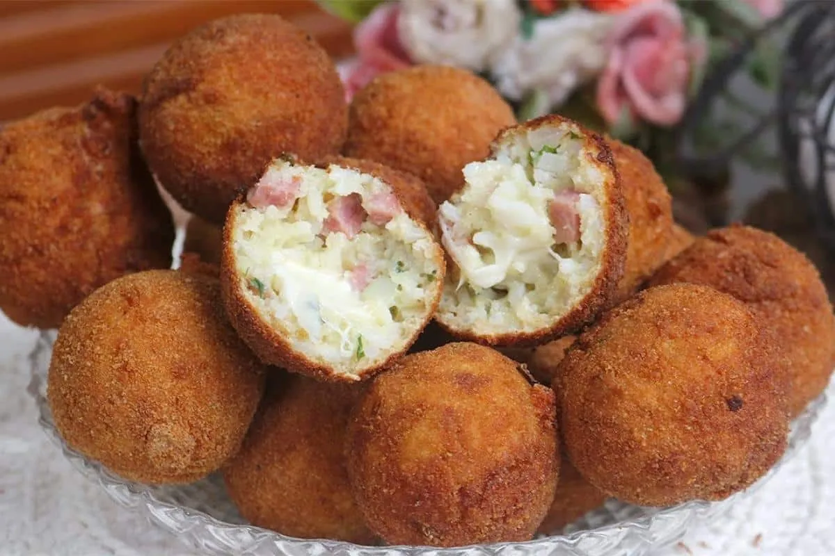 Bolinho de arroz com casquinha crocante e um recheio super m