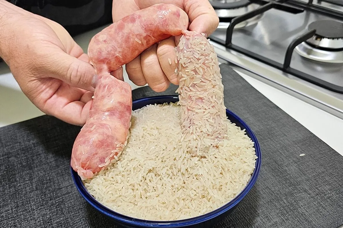 Bolinho de arroz com linguiça toscana: nem acreditei que era assim que fazia, receita de boteco para o Almoço de Ano Novo