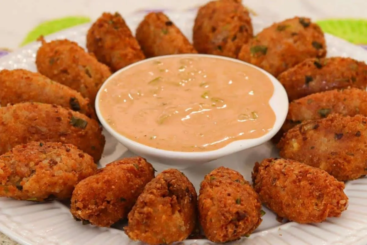 Bolinho de arroz com linguiça um petisco delicioso que todo