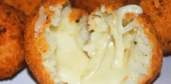 Bolinho de Arroz com Queijo